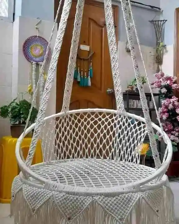 সুতার তৈরি দোলনা