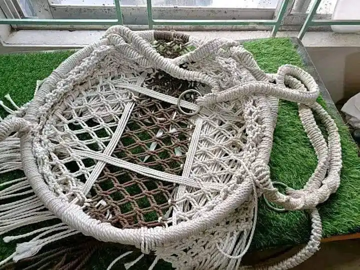 সুতার তৈরি দোলনা