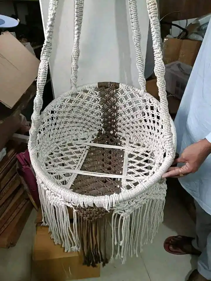 সুতার তৈরি দোলনা