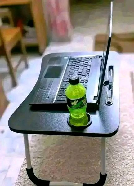 Foldable laptap table